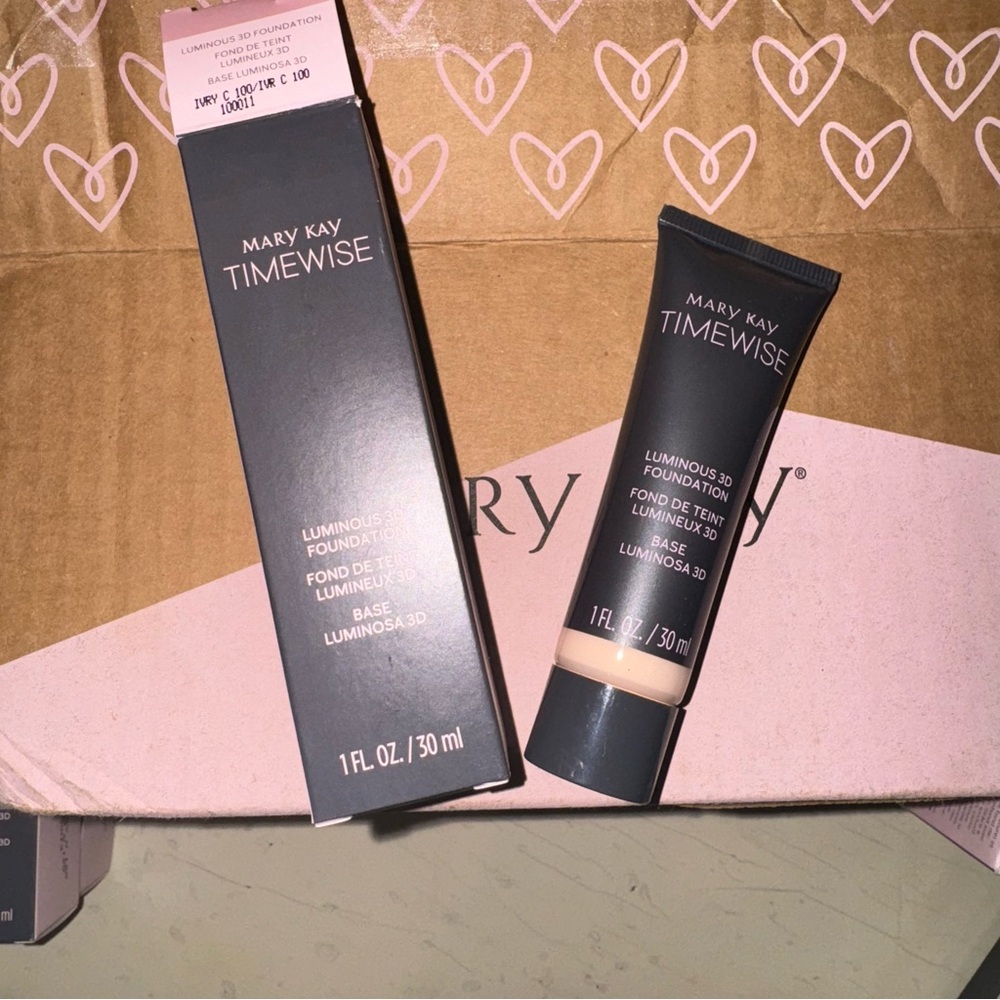 Ivory C 100 Mary Kay Luminous 3D Foundation New in Box